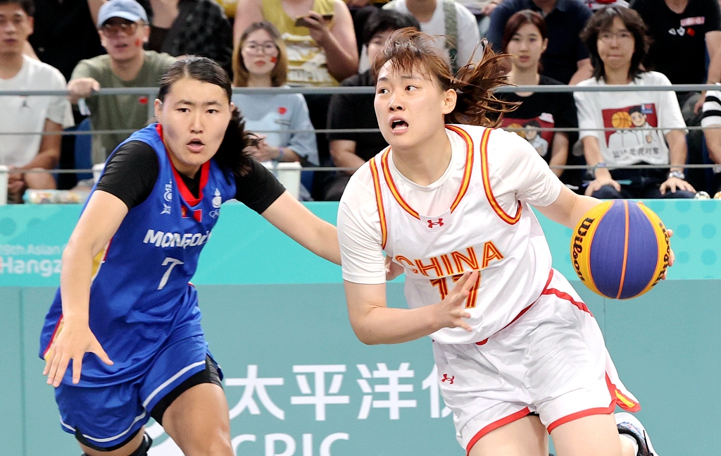 Wang Xinyu (R) of China penetrates in the 3x3 basketball women's final against Mongolia at the 19th Asian Games in Huzhou, east China's Zhejiang Province, October 1, 2023. /CFP