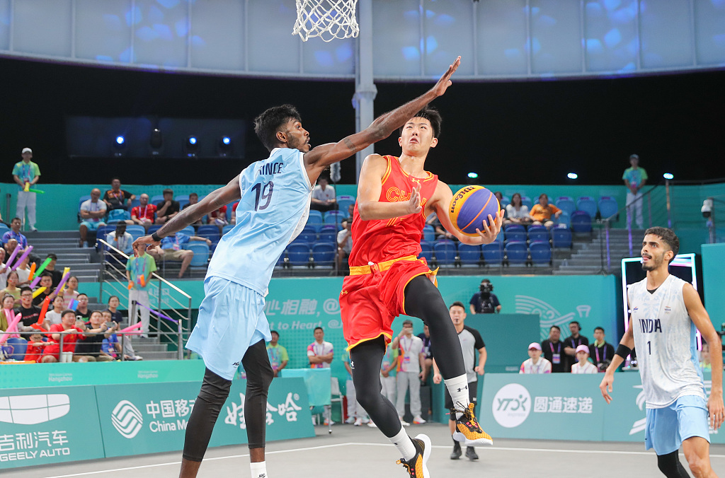 Zhao Jiaren (R) of China drives toward the rim in the 3x3 basketball men's game against India at the 19th Asian Games in Huzhou, east China's Zhejiang Province, September 29, 2023. /CFP