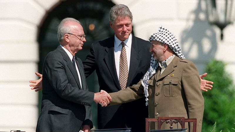 In this file photo taken on September 13, 1993, U.S. President Bill Clinton (C) stands between PLO leader Yasser Arafat (R) and Israeli Prime Minister Yitzahk Rabin as they shake hands for the first time at the White House in Washington DC, after signing the historic Israel-PLO Oslo Accords on Palestinian autonomy in the occupied territories. /CFP