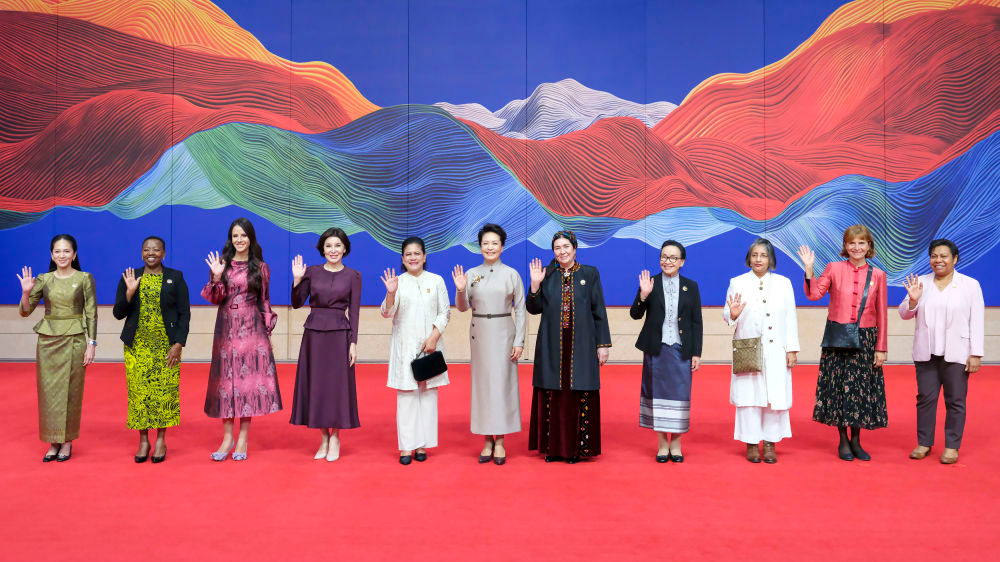 Peng Liyuan (sixth from left), wife of Chinese President Xi Jinping, and spouses of the foreign leaders attending the third Belt and Road Forum for International Cooperation take a group photo at China National Arts and Crafts Museum, Beijing, China, October 18, 2023. /Xinhua