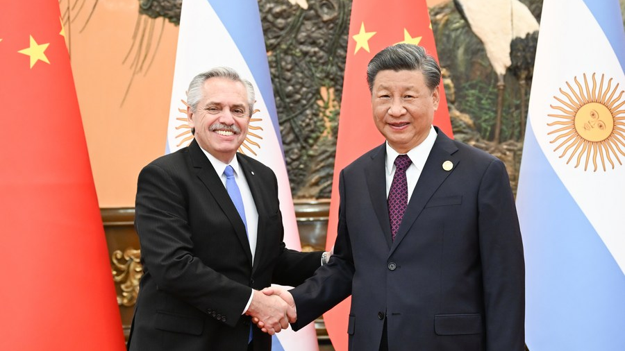 Chinese President Xi Jinping (R) meets with Argentine President Alberto Fernandez (L) at the Great Hall of the People in Beijing, capital of China, October 18, 2023. /Xinhua