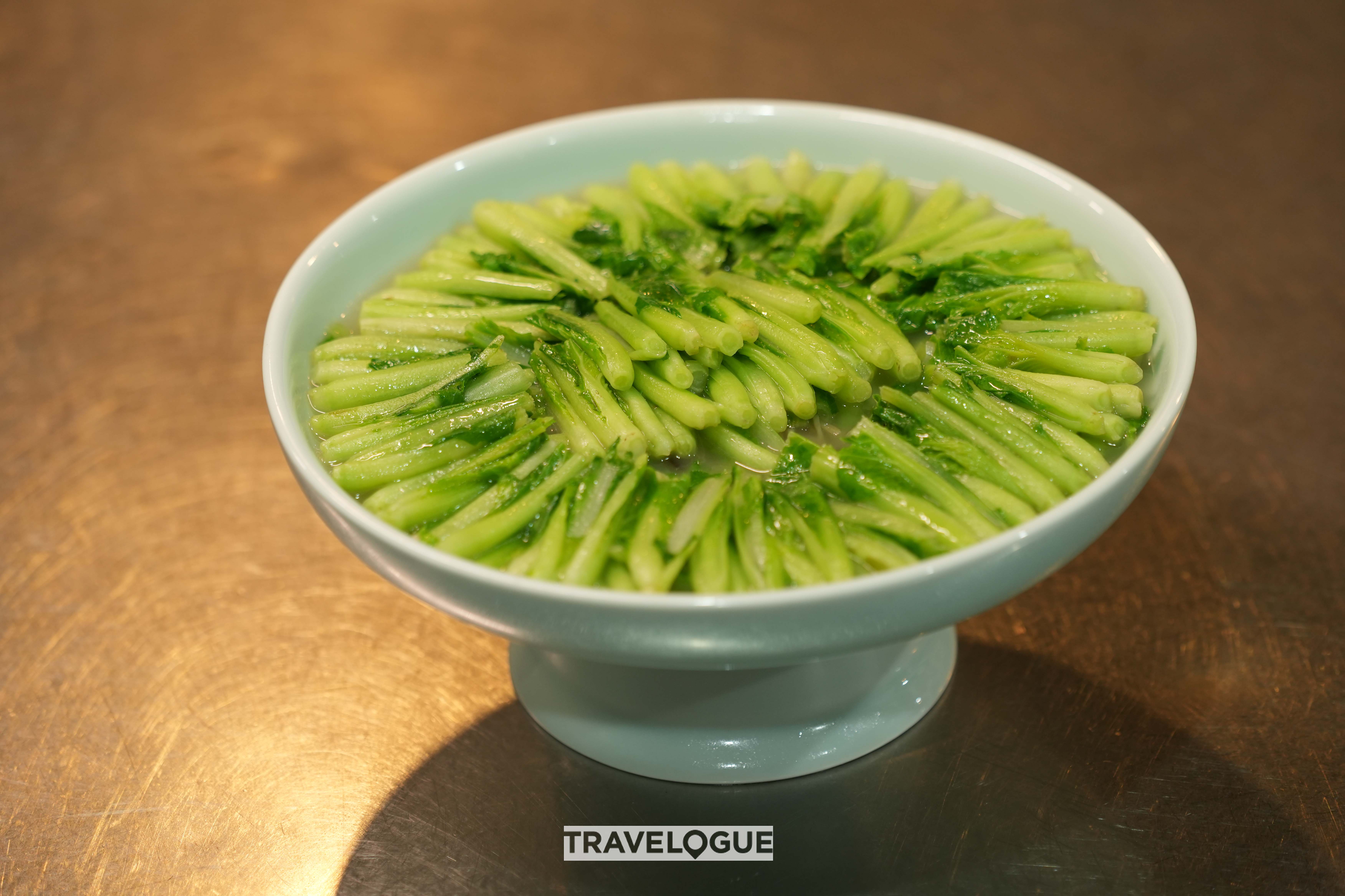 Hand-picked lettuce hearts are served at Hangzhou's Michelin-starred Dragon Well Manor. /CGTN