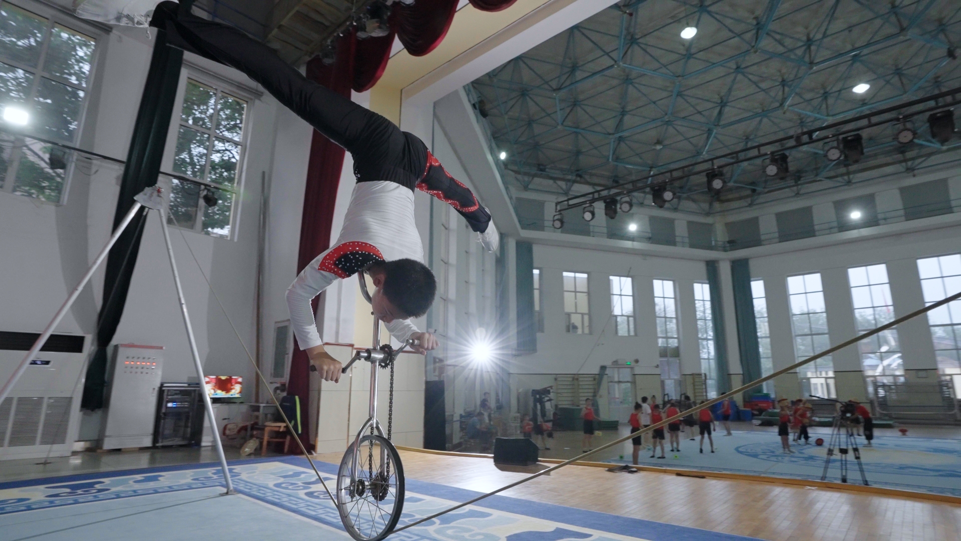 Zhang Hao can do various stunts on the slack wire, including balancing on a monocycle with only his upper body. /CGTN