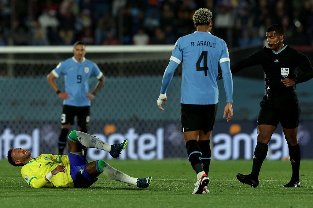 Venezuelan referee Alexis Herrera (R) calls a foul against Brazil's forward Neymar (L) during their clash with Uruguay at Centenario Stadium in Montevideo, Uruguay, October 17, 2023. /CFP