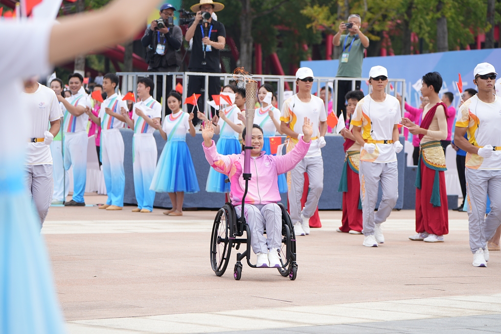 Tan Yujiao of China carries the torch, October 19, 2023. /CFP 