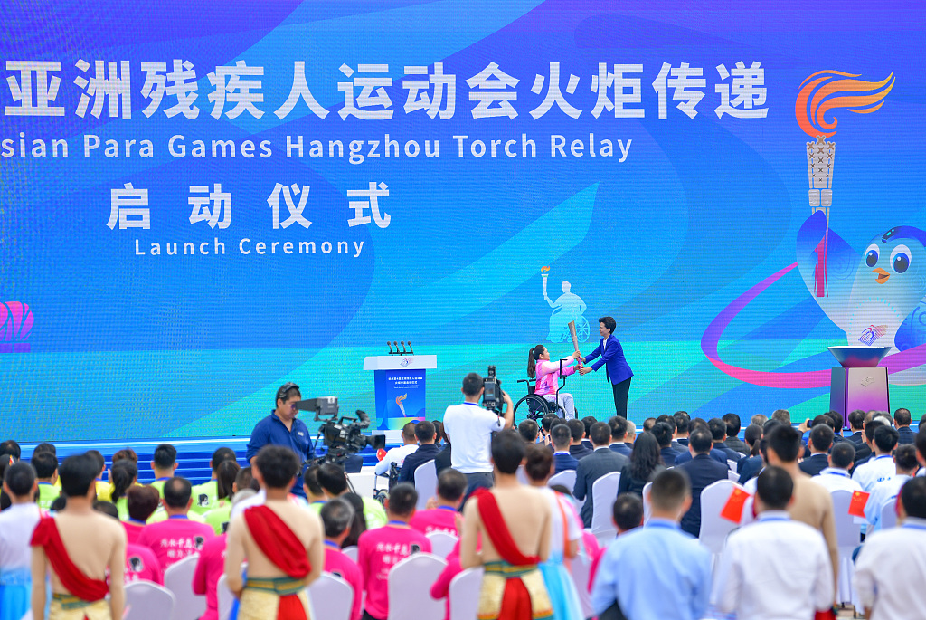 China's para power-lifter Tan Yujiao is the first torchbearer of the torch relay of the fourth Asian Para Games in Chun'an County, Hangzhou, China, October 19, 2023. /CFP