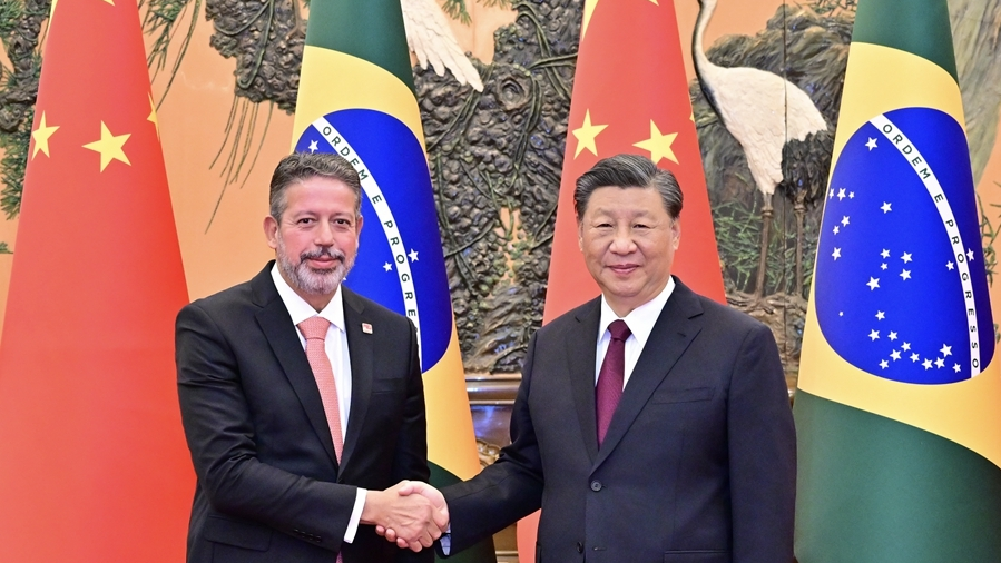 Chinese President Xi Jinping (R) shakes hands with President of Brazil's Chamber of Deputies Arthur Lira at the Great Hall of the People in Beijing, China, October 20, 2023. /Xinhua