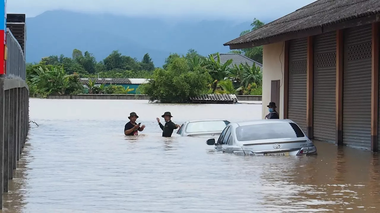 Vehicles and people underwater in Phayao, North Thailand after heavy rains in the region. Northern Thailand. October 16, 2023. /CFP