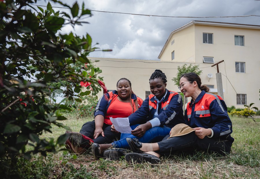 Chinese instructor Chen Ling (R) teaches her apprentices to sing Chinese songs during a work break in Nairobi, Kenya, May 23, 2023. /Xinhua