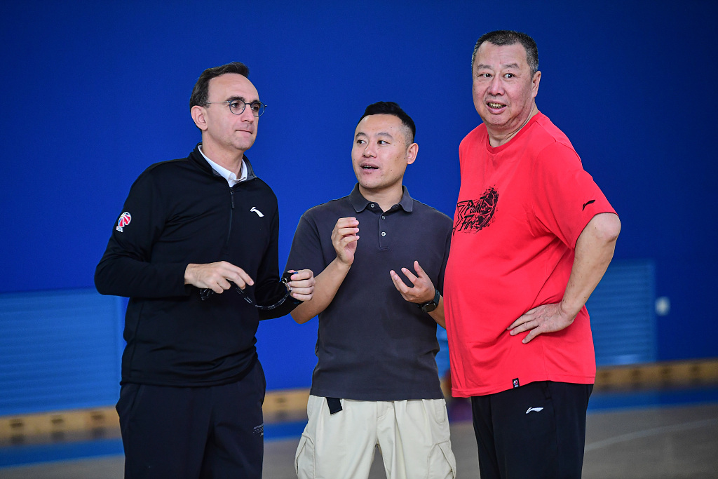 Liaoning Flying Leopards new coach Hugo Lopez (L) during a training session in Liaoning Province, China, October 9, 2023. /CFP