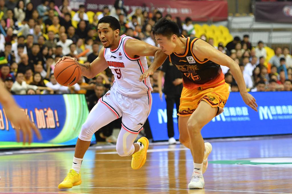 Tremont Waters (L) in action during the pre-season game between Guangdong Southern Tigers and Nanjing Tongxi Monkey Kings in Hunan Province, China, October 14, 2023. /CFP