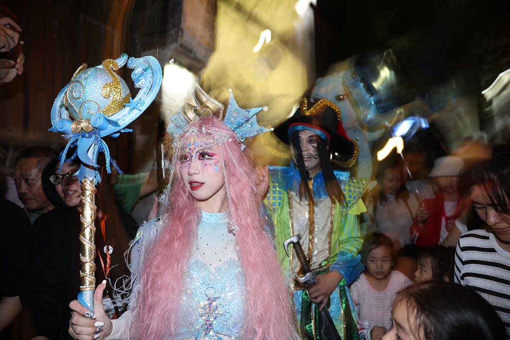 The photo taken on October 19, 2023 shows a view of the carnival parade held in Wuzhen, Zhejiang Province, as part of the ongoing 2023 Wuzhen Theatre Festival. /CFP