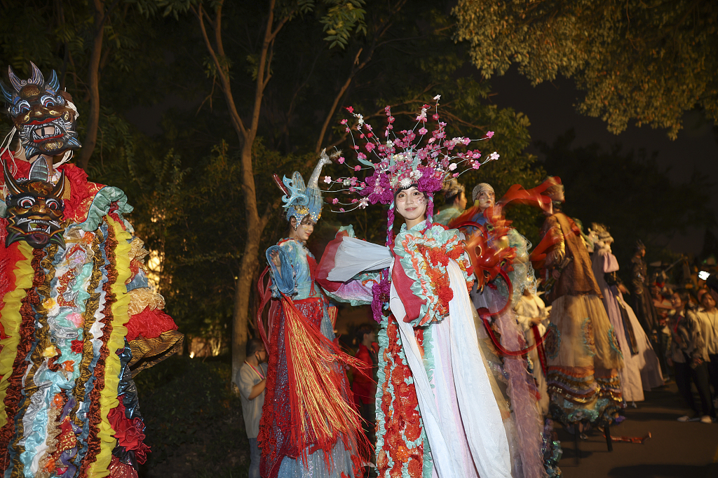 The photo taken on October 19, 2023 shows a view of the carnival parade held in Wuzhen, Zhejiang Province, as part of the ongoing 2023 Wuzhen Theatre Festival. /CFP