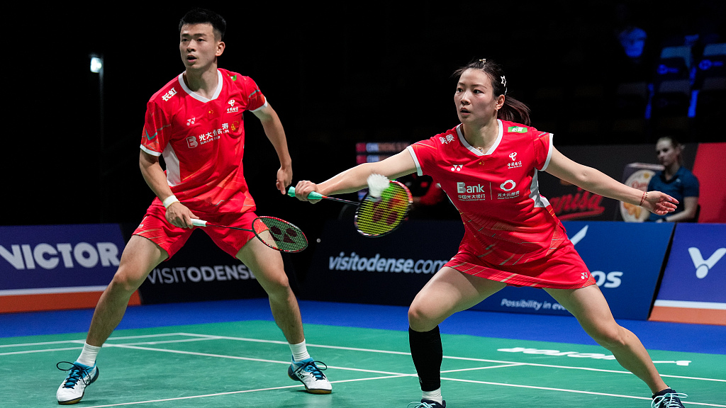 Zheng Siwei (L) and Huang Yaqiong in action during Denmark Open quarterfinal round in Odense, Denmark, October 20, 2023. /CFP