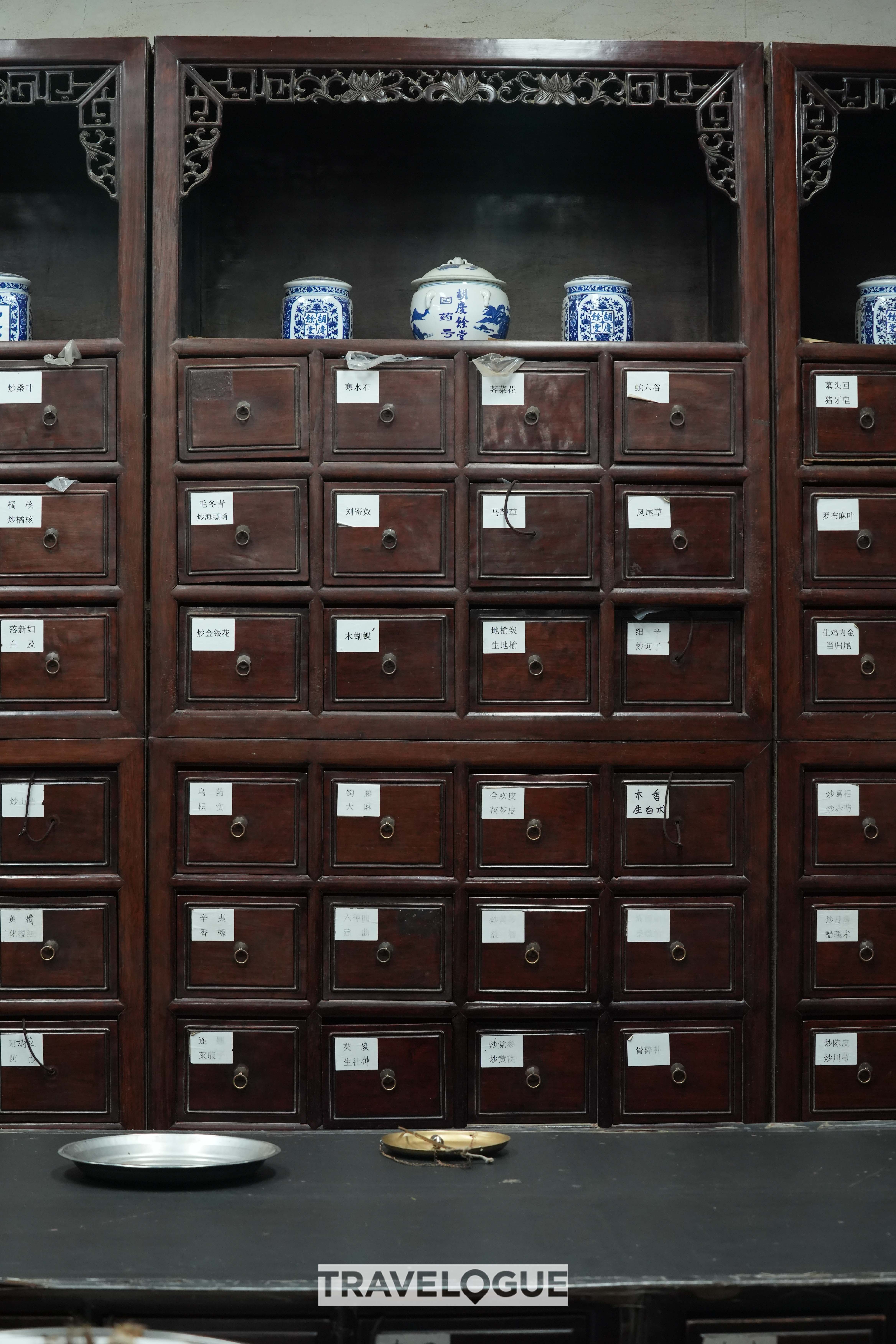 The photo shows the herbal cabinet used in Chinese medicine halls. /CGTN