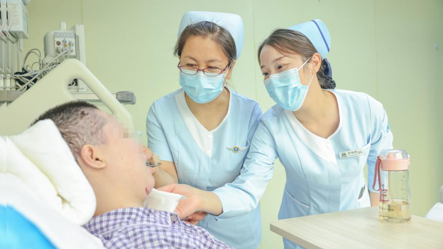 Nurses at the Xijing Hospital take care of the patient after the surgery. /Xijing Hospital 