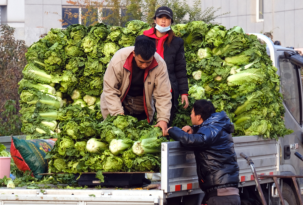 People sells Chinese cabbages on truck in Shenyang, northeast China's Liaoning Province in the file photo. /CFP