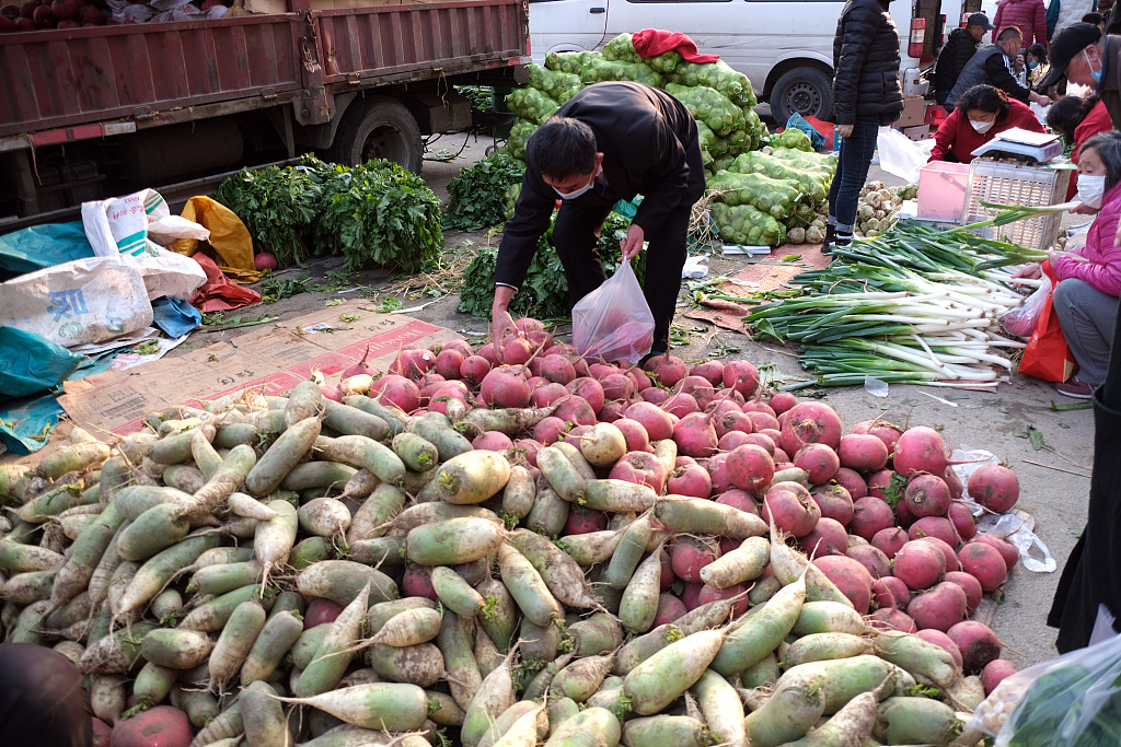 People buy radishes at a stall in Shenyang, northeast China's Liaoning Province in the file photo. /CFP