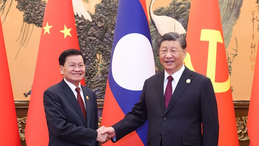 Xi Jinping (R), general secretary of the Communist Party of China Central Committee and Chinese president, shakes hands with Thongloun Sisoulith, general secretary of the Lao People's Revolutionary Party Central Committee and Lao president, in Beijing, China, October 20, 2023. /Xinhua