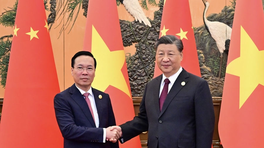 Chinese President Xi Jinping (R) shakes hands with Vietnamese President Vo Van Thuong in Beijing, China, October 20, 2023. /Xinhua