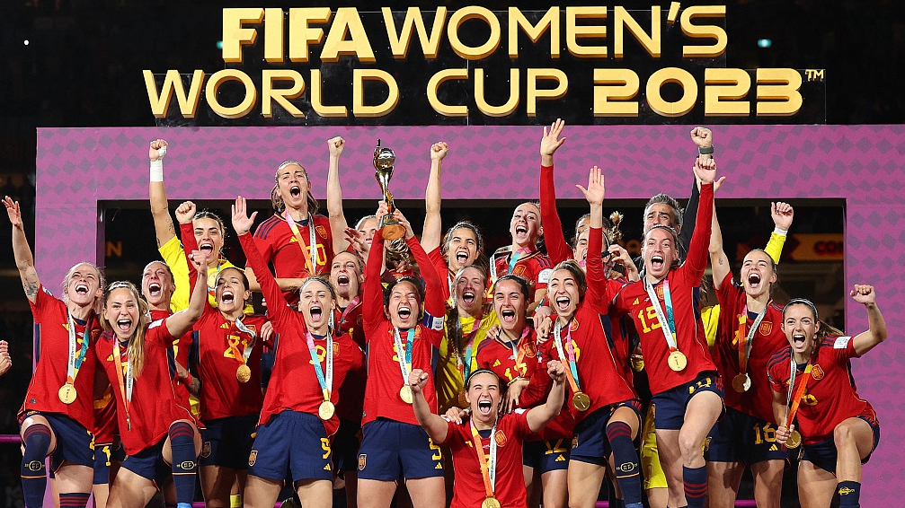 Spain players celebrate with the Women's World Cup trophy at Stadium Australia in Sydney, Australia, August 20, 2023. /CFP