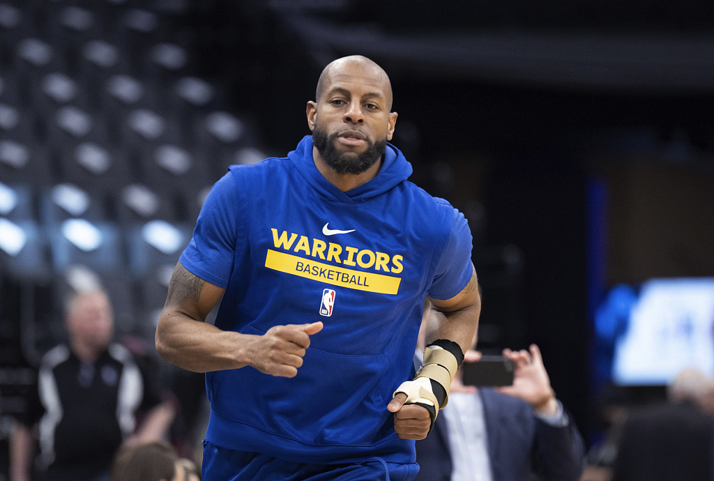 Andre Iguodala of the Golden State Warriors warms up ahead of the game against the Sacramento Kings at Golden 1 Center in Sacranmento, California, April 7, 2023. /CFP