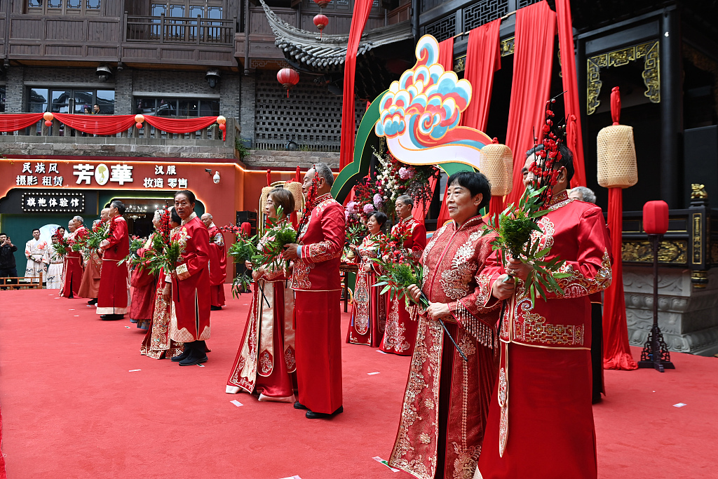 Photo shows elderly couples wearing traditional Chinese wedding attire in Chongqing, October 19, 2023. /CFP