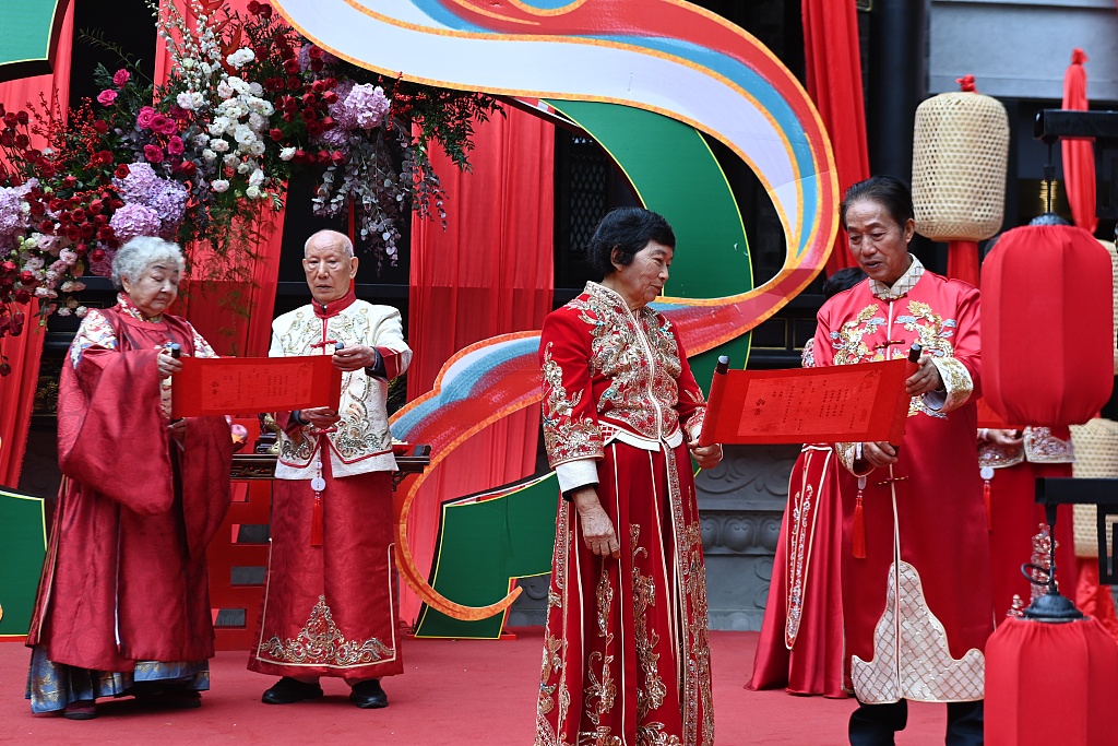 Photo shows elderly couples wearing traditional Chinese wedding attire in Chongqing, October 19, 2023. /CFP