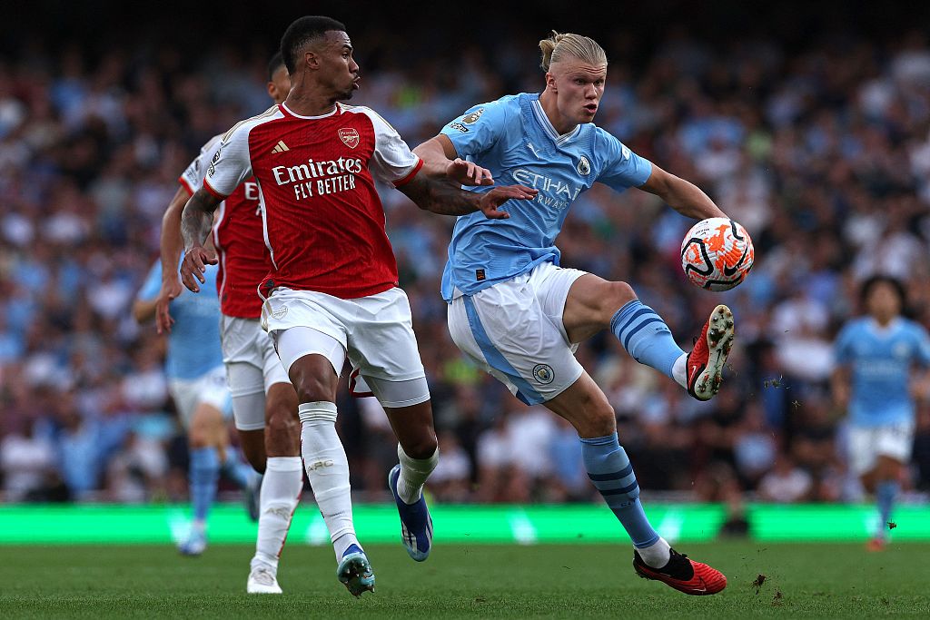 Erling Haaland (R) of Manchester City tries to control the ball in the Premier League game against Arsenal at the Emirates Stadium in London, England, October 8, 2023. /CFP