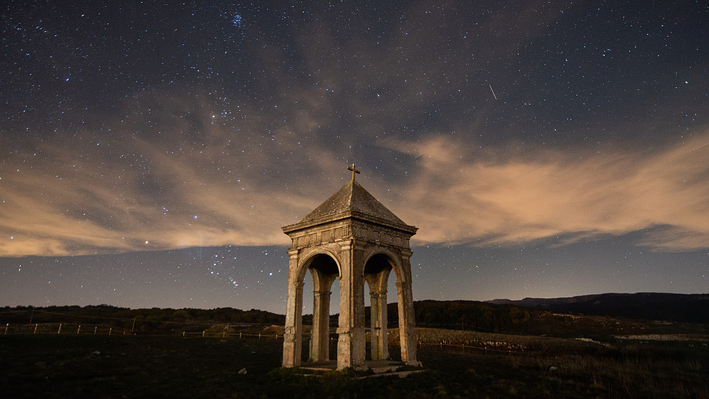 The Orionids passing above Palco della Rimembranza in Terranera, Abruzzo, Italy, on October 23, 2020. /CFP