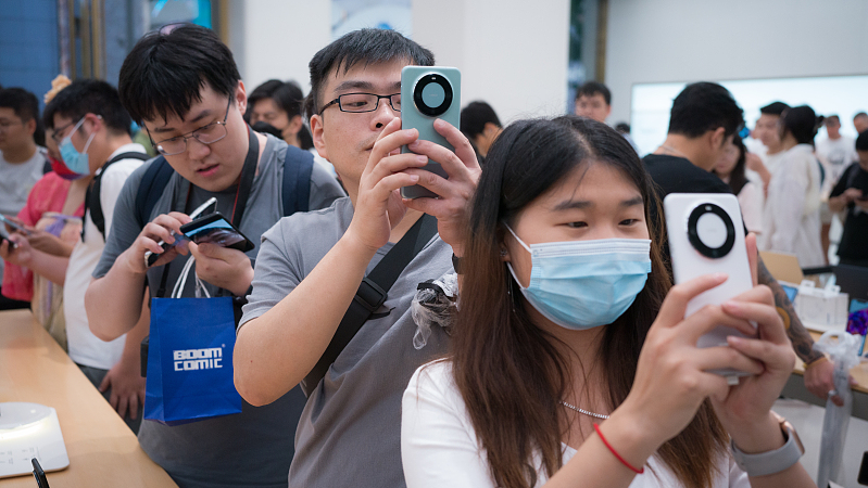 Customers try out the newly launched Huawei Mate 60 Pro at a store in Shanghai, September 3, 2023. /CFP