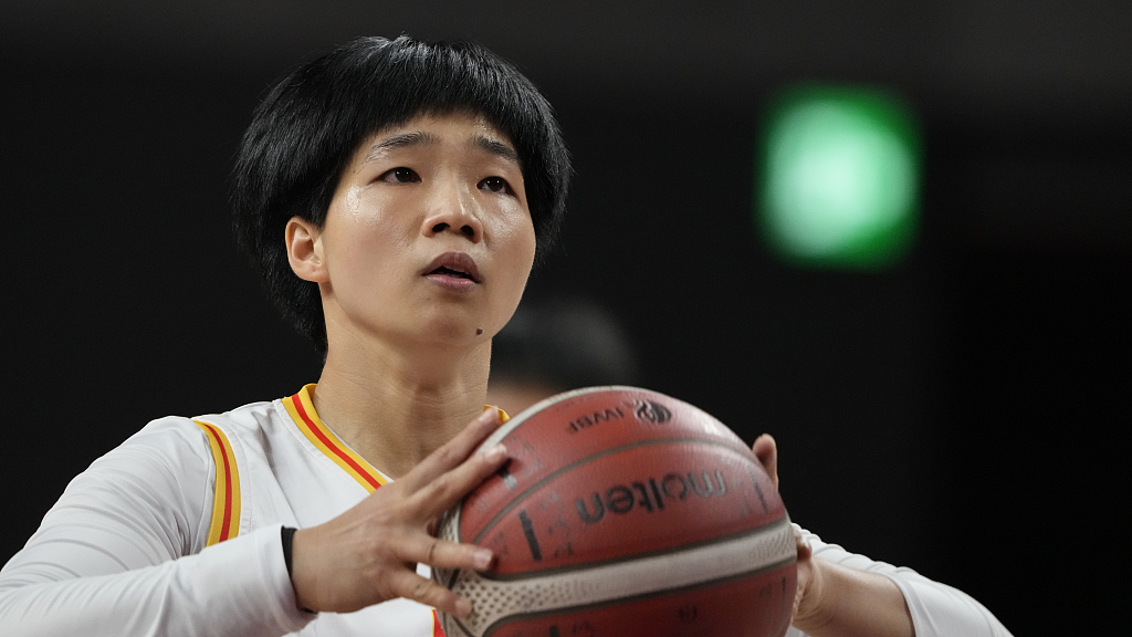 Huang Xiaolian of China competes in the wheelchair basketball women's quarterfinals against Britain at the Summer Paralympic Games in Tokyo, Japan, August 31, 2023. /CFP