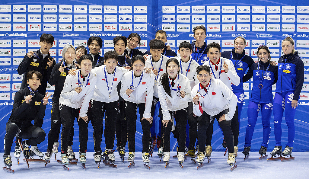 Skaters of South Korea, China and Italy at the mixed 2,000m relay award ceremony in Montreal, Canada, October 21, 2023. /CFP