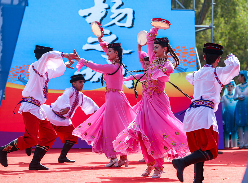 Performers sing and dance at a festival in Shaya County of Aksu Prefecture, northwest China's Xinjiang Uygur Autonomous Region, October 21, 2023. /CFP