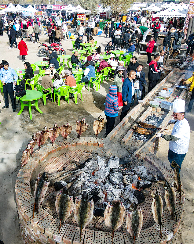 Local delicacies are served at a cultural festival in Shaya County of Aksu Prefecture, northwest China's Xinjiang Uygur Autonomous Region, October 21, 2023. /CFP