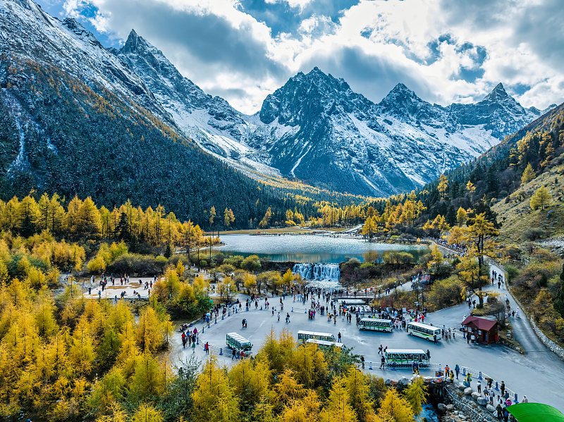 A large number of visitors are attracted by the stunning views at Bipenggou Valley in Aba Tibet and Qiang Autonomous Prefecture, Sichuan Province, October 21, 2023. /CFP