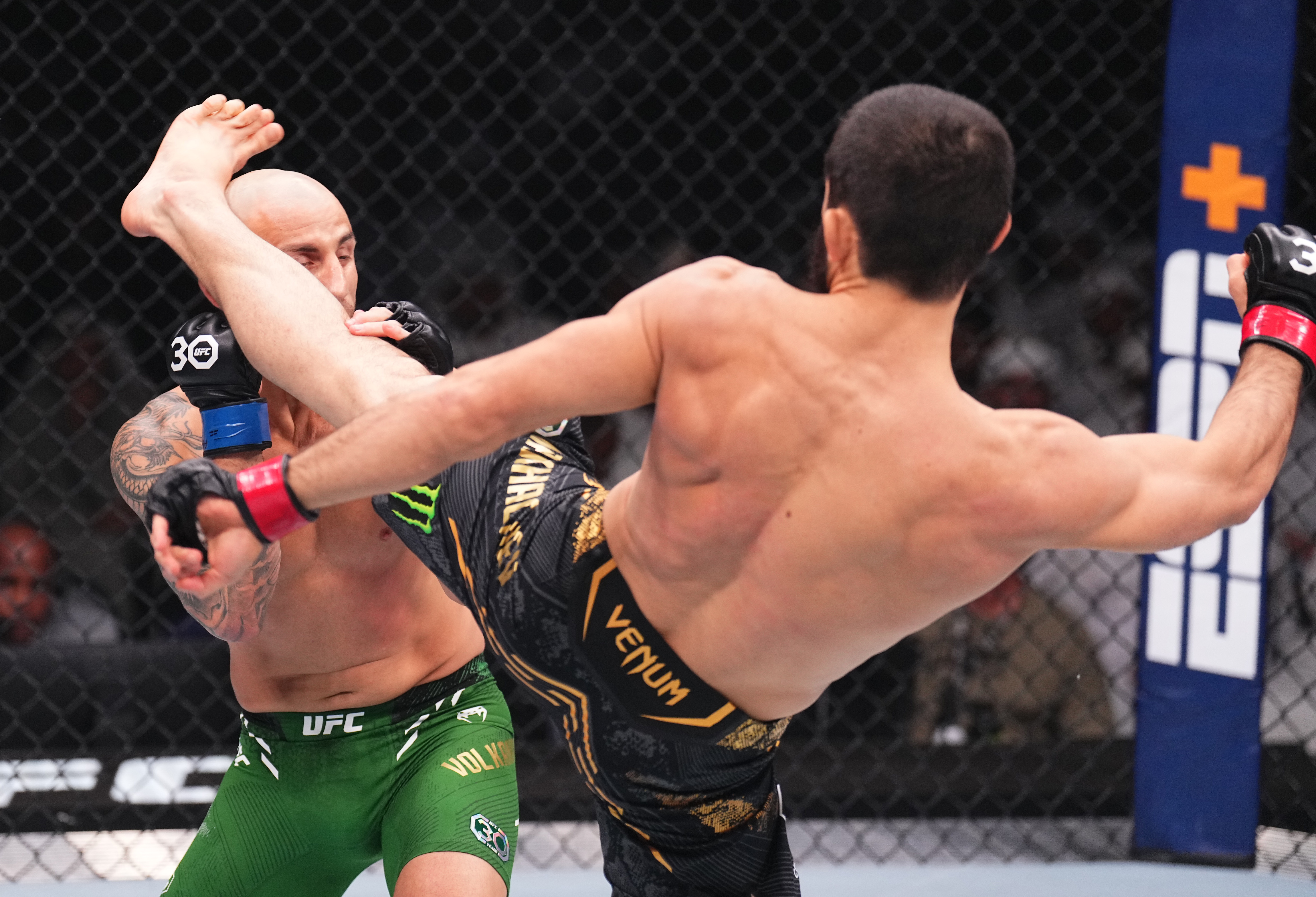 Islam Makhachev (R) of Russia kicks Alexander Volkanovski of Australia in the head at UFC 294 at Etihad Arena in Abu Dhabi, the United Arab Emirates, October 21, 2023. /CFP