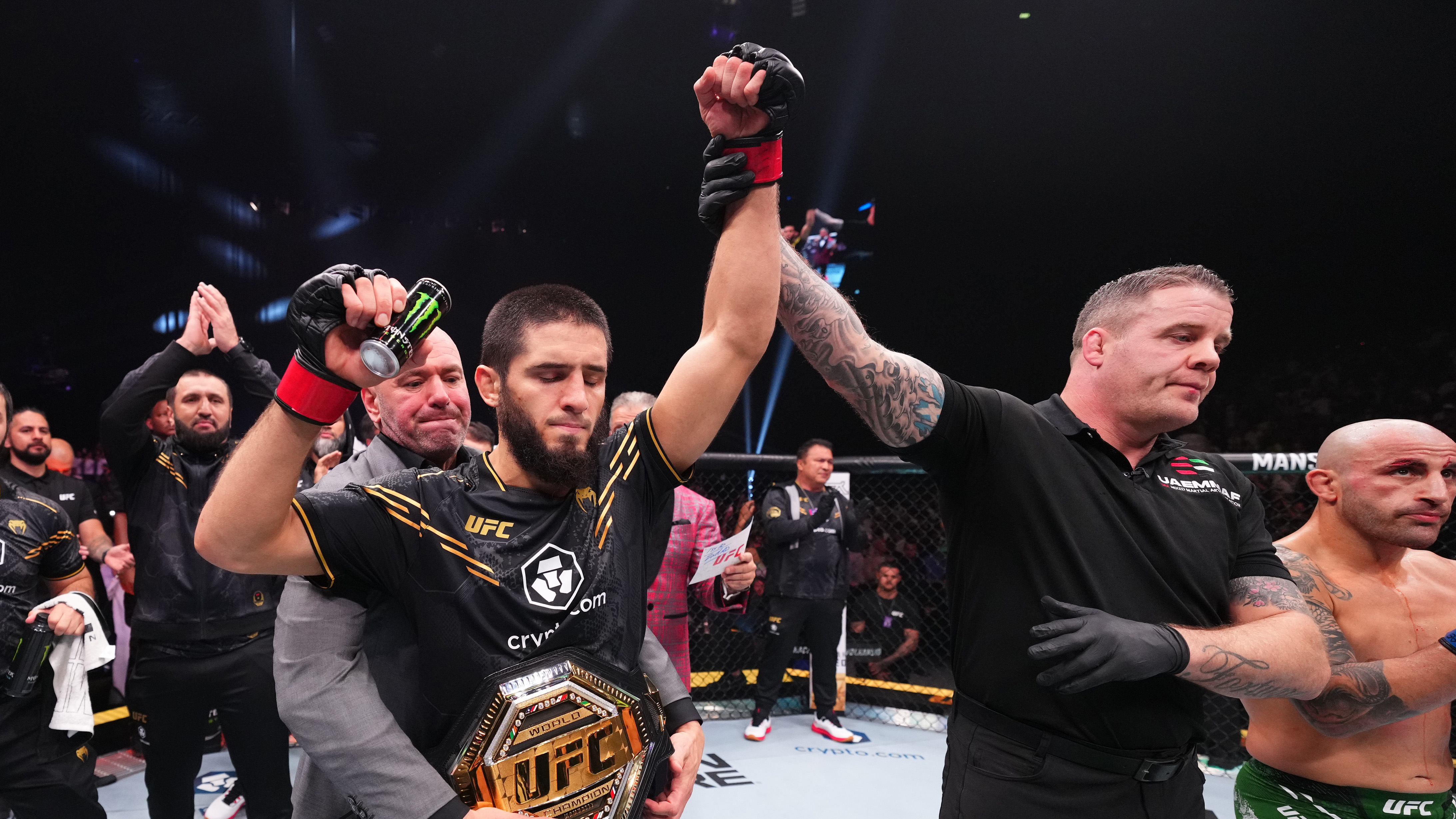 Islam Makhachev KOs Alexander Volkanovski to defend lightweight belt