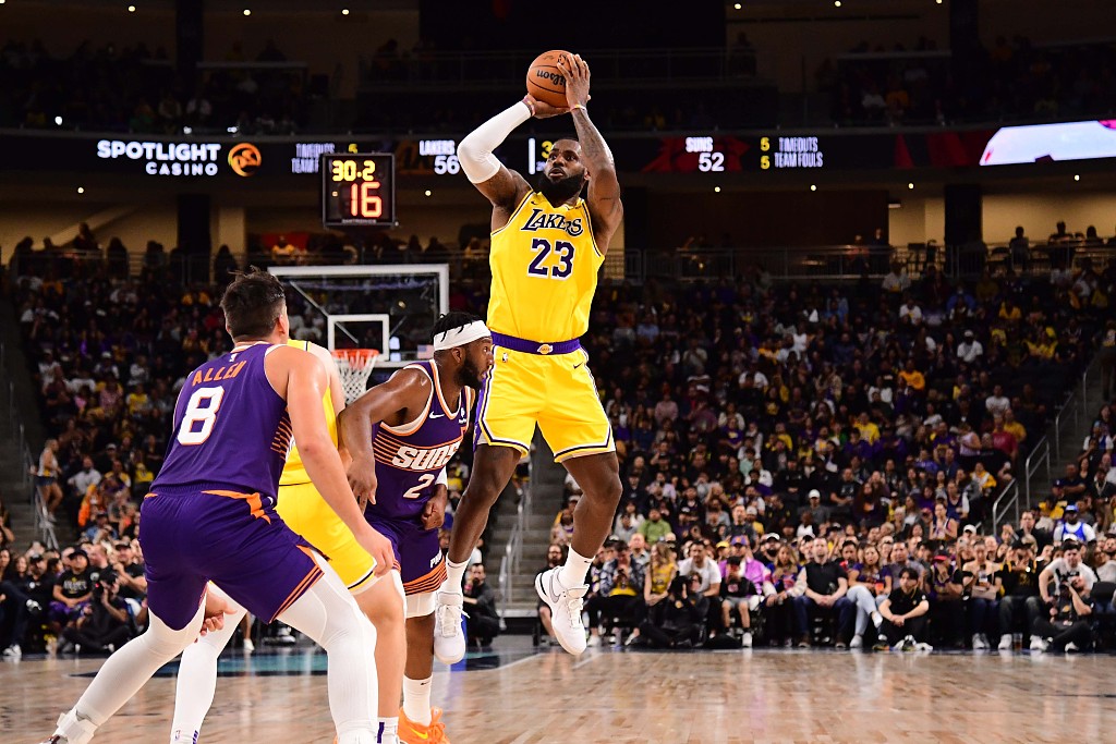 LeBron James (#23) of the Los Angeles Lakers shoots in the NBA pre-season game against the Phoenix Suns at the Acrisure Arena in Palm Springs, California, October 19, 2023. /CFP
