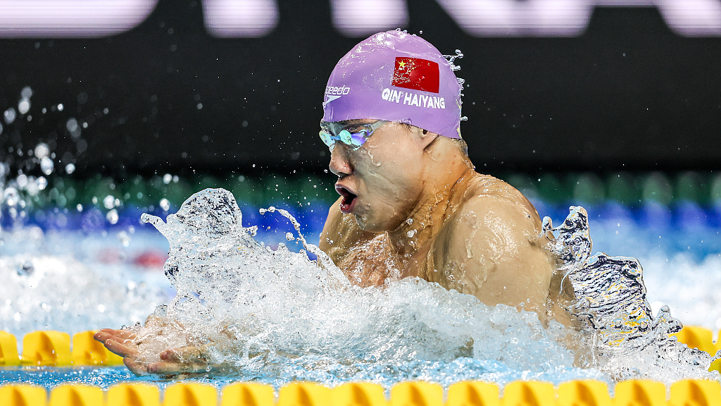 Qin Haiyang of China in action during men's 50m breastroke qualifying round at the Swimming World Cup in Budapest, Hungary, October 21, 2023. /CFP