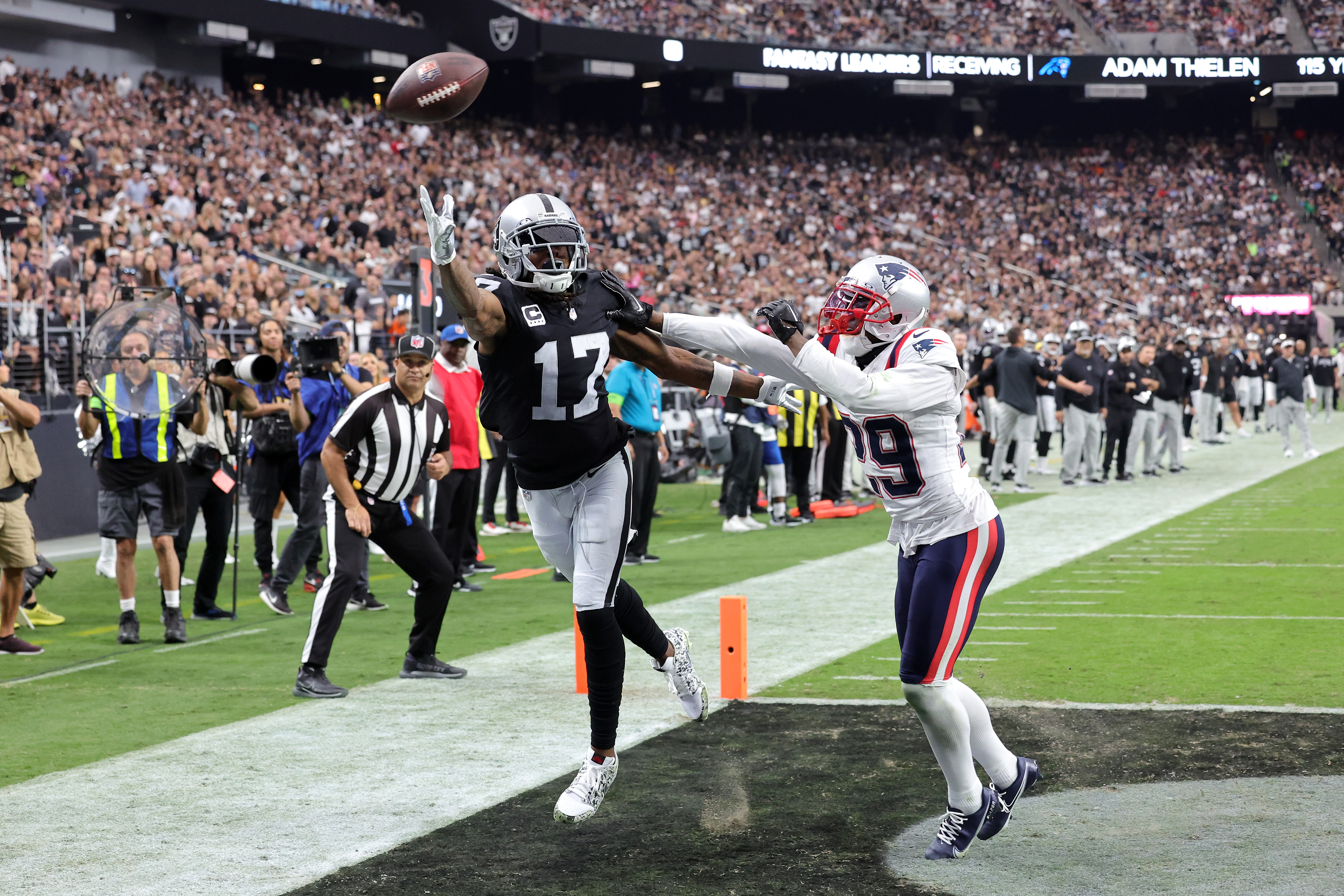 Wide receiver Davante Adams (#17) of the Las Vegas Raiders catches a pass in the game against the New England Patriots at Allegiant Stadium in Paradise, Nevada, October 15, 2023. /CFP