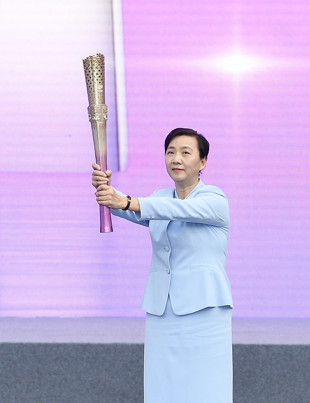 The torch of the fourth Asian Paralympic Games reflects the rich culture of Hangzhou City, Zhejiang Province, October 9, 2021. /CFP