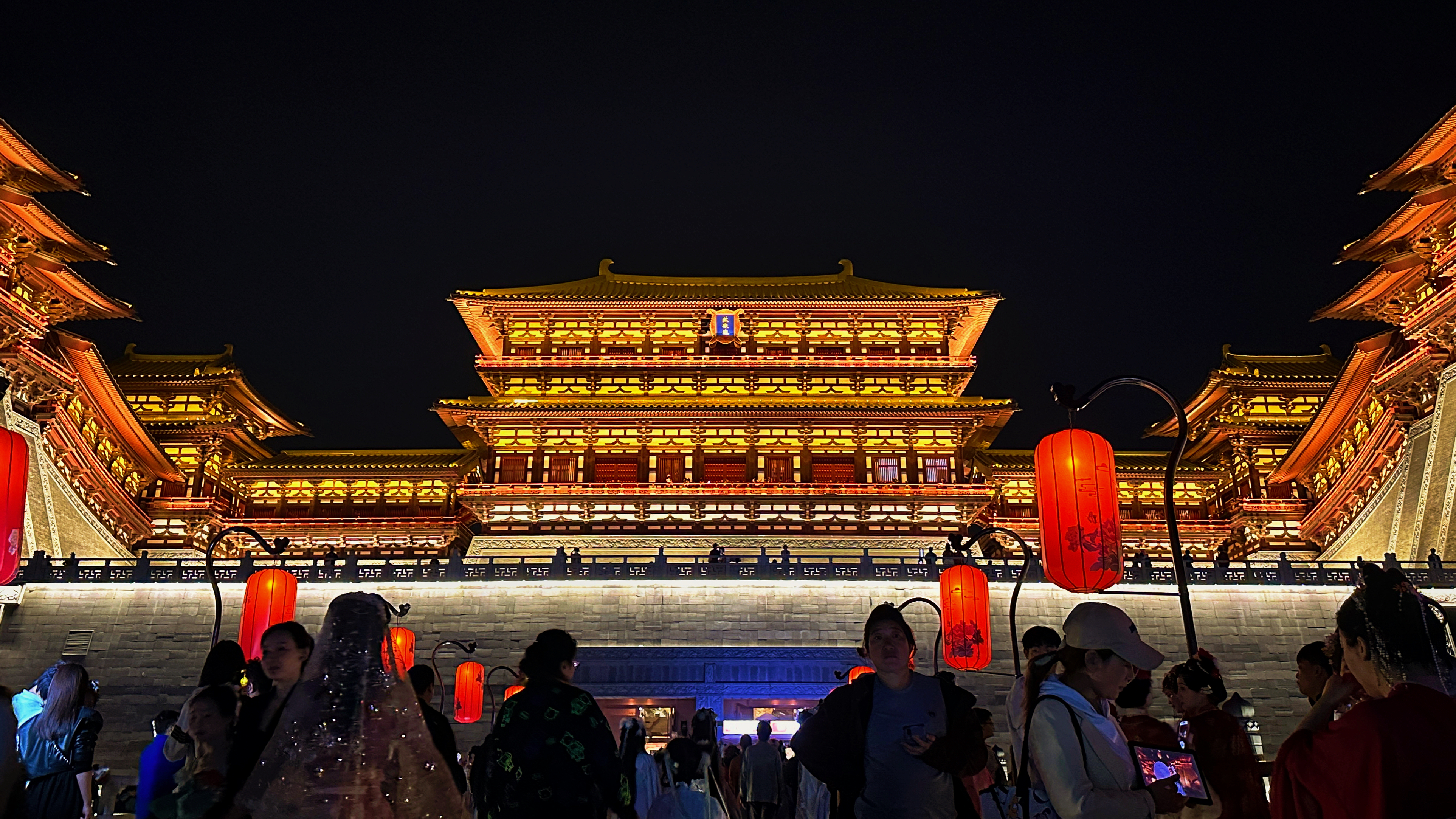 Tourists pack the Yingtianmen Site Museum at the National Archaeological Site Park of Sui-Tang Luoyang City in central China's Henan Province, October 14, 2023. /CGTN