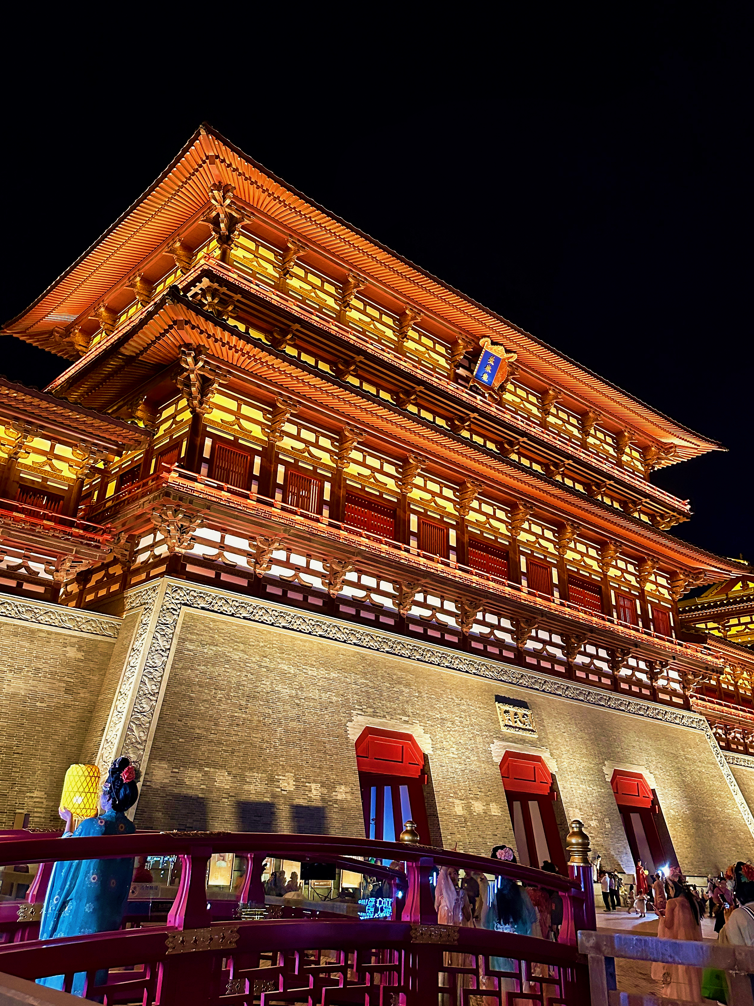 Tourists pack the Yingtianmen Site Museum at the National Archaeological Site Park of Sui-Tang Luoyang City in central China's Henan Province, October 14, 2023. /CGTN