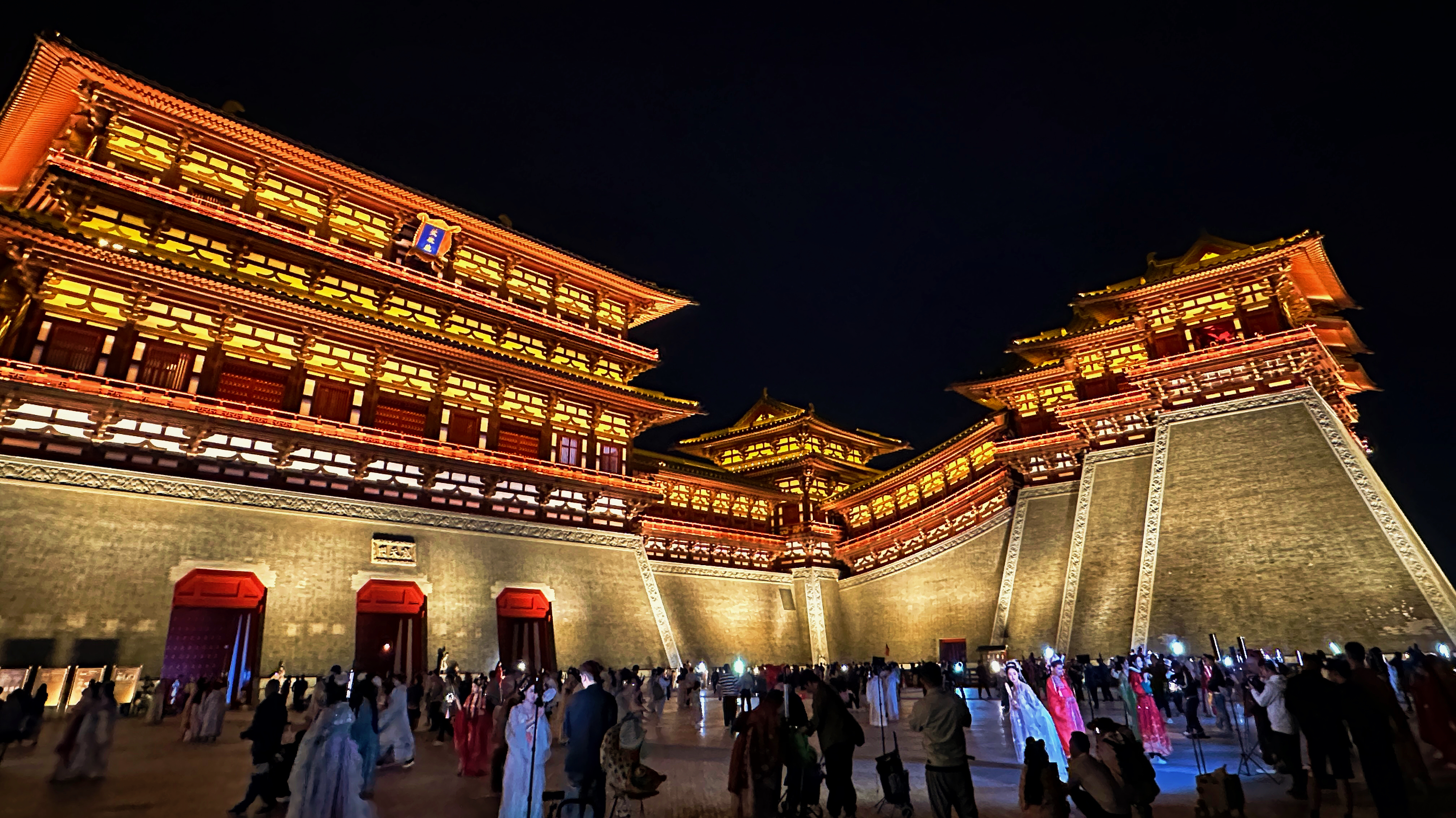 Tourists pack the Yingtianmen Site Museum at the National Archaeological Site Park of Sui-Tang Luoyang City in central China's Henan Province, October 14, 2023. /CGTN