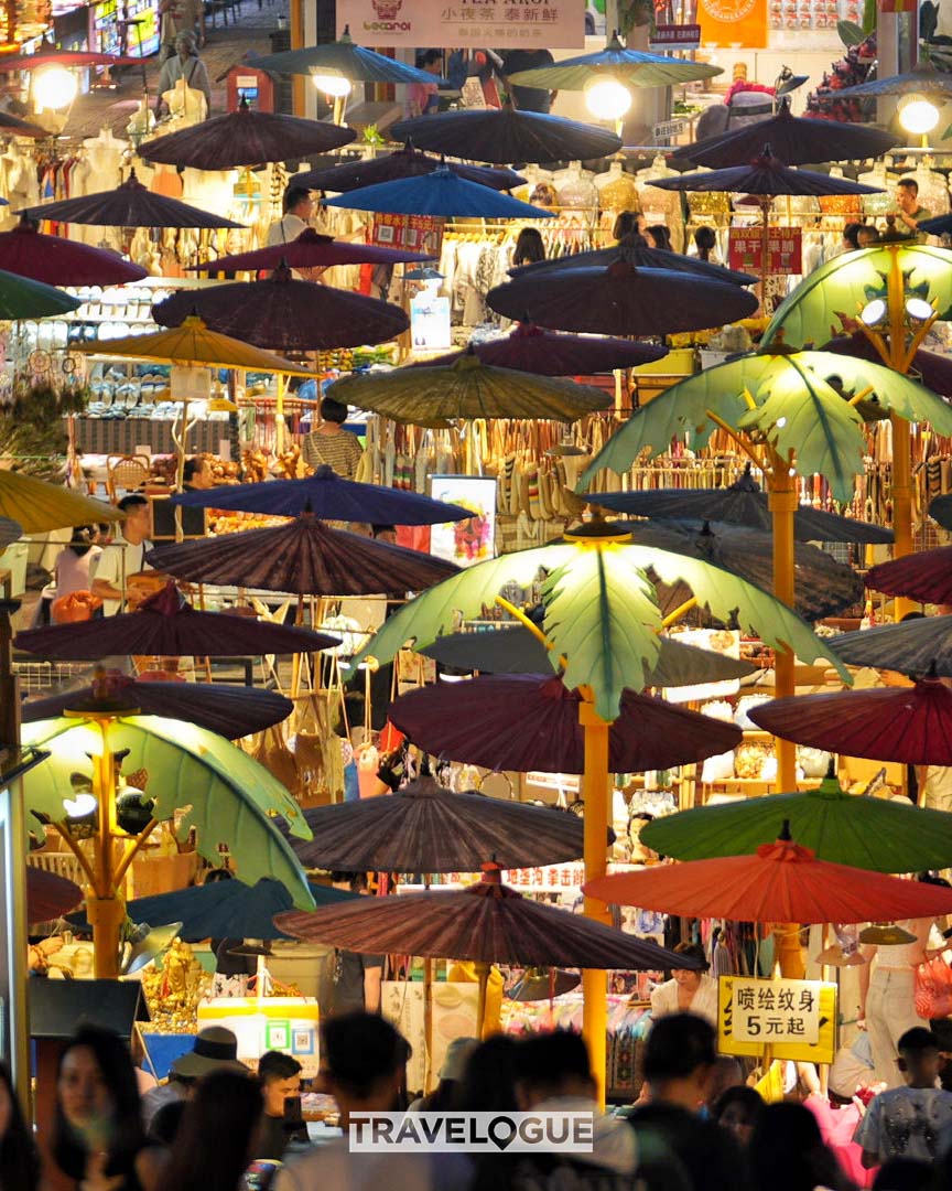 People flock to the Star Night Market in Xishuangbanna, Yunnan Province. /CGTN