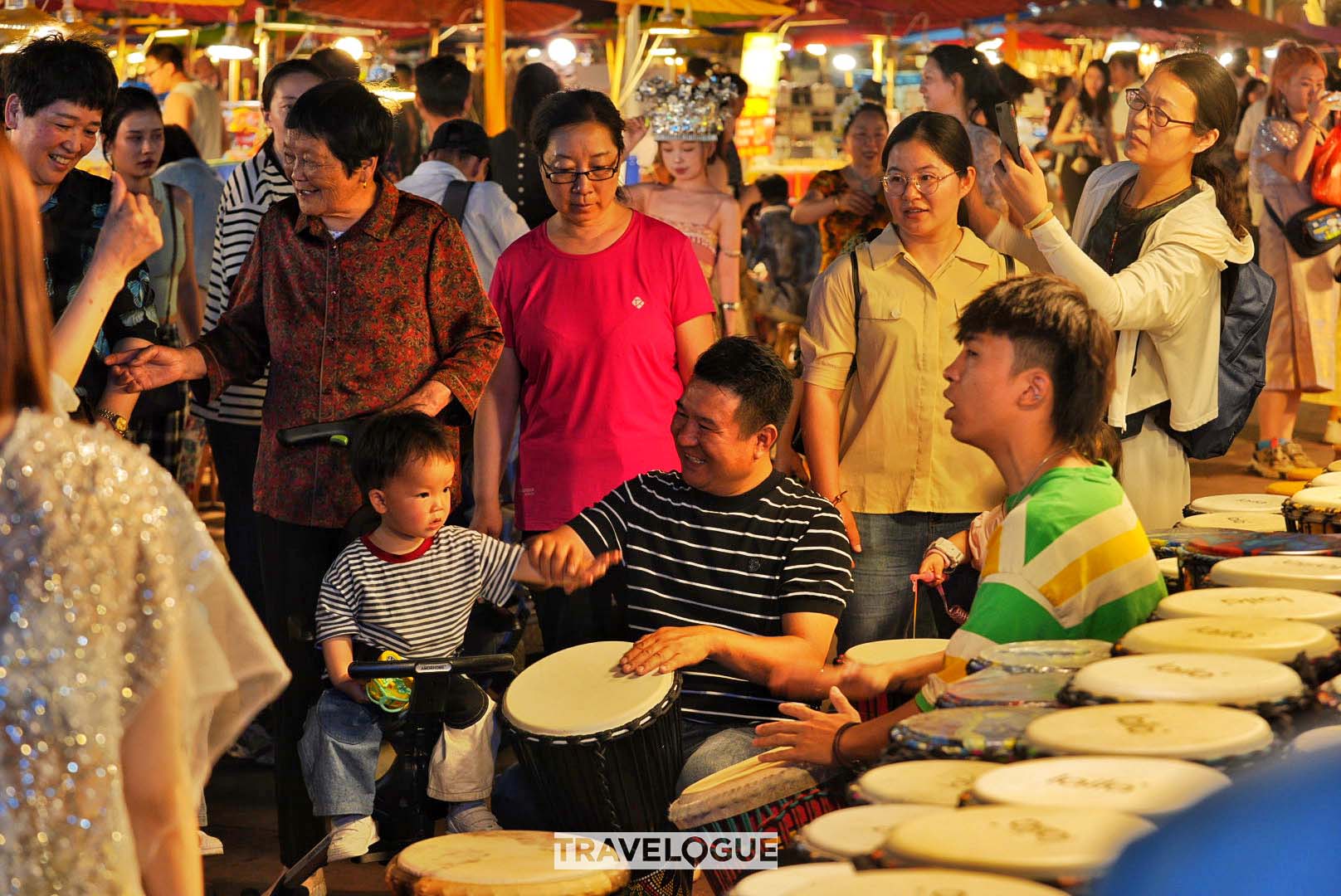 People flock to the Star Night Market in Xishuangbanna, Yunnan Province. /CGTN