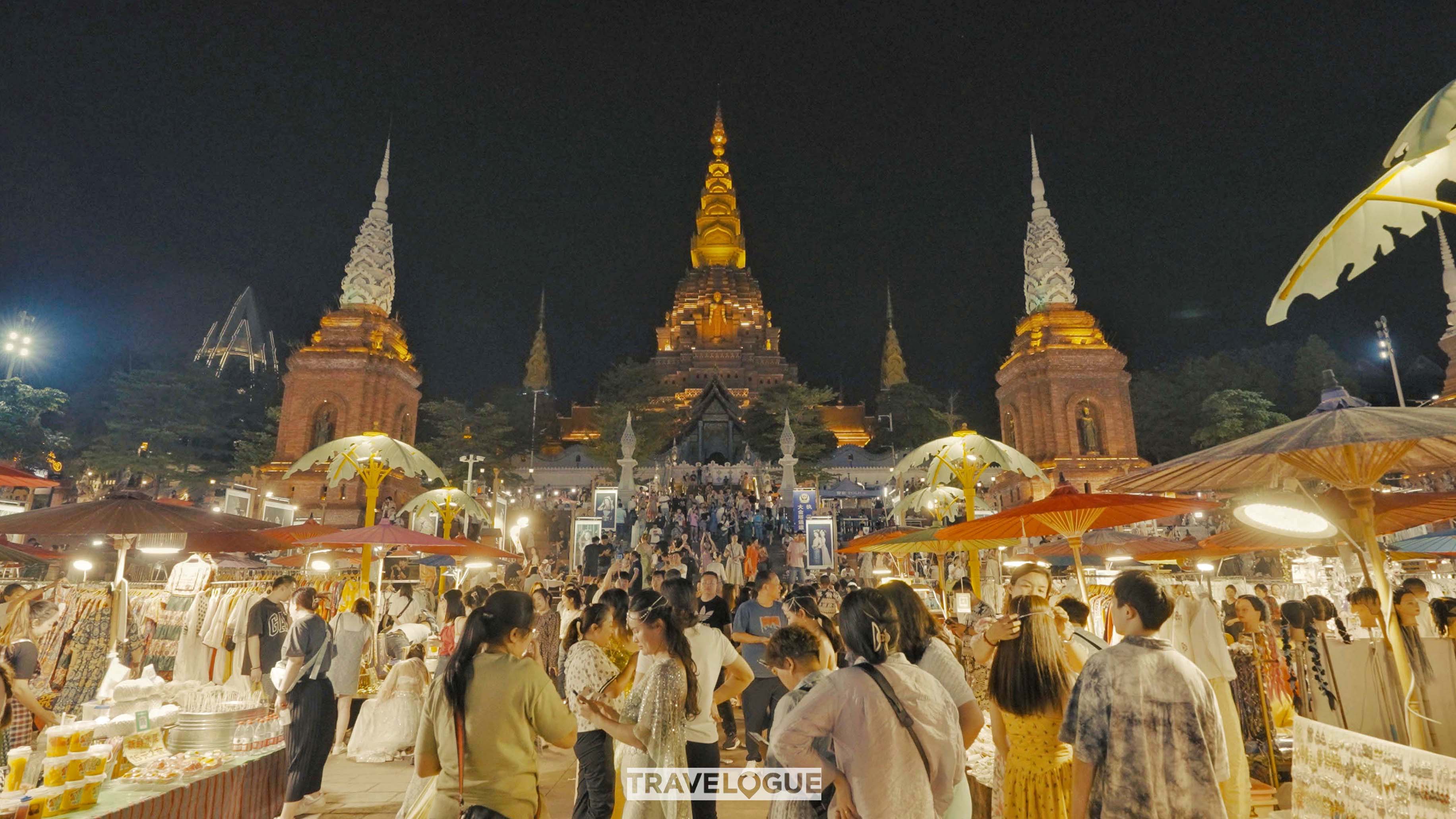 People flock to the Star Night Market in Xishuangbanna, Yunnan Province. /CGTN