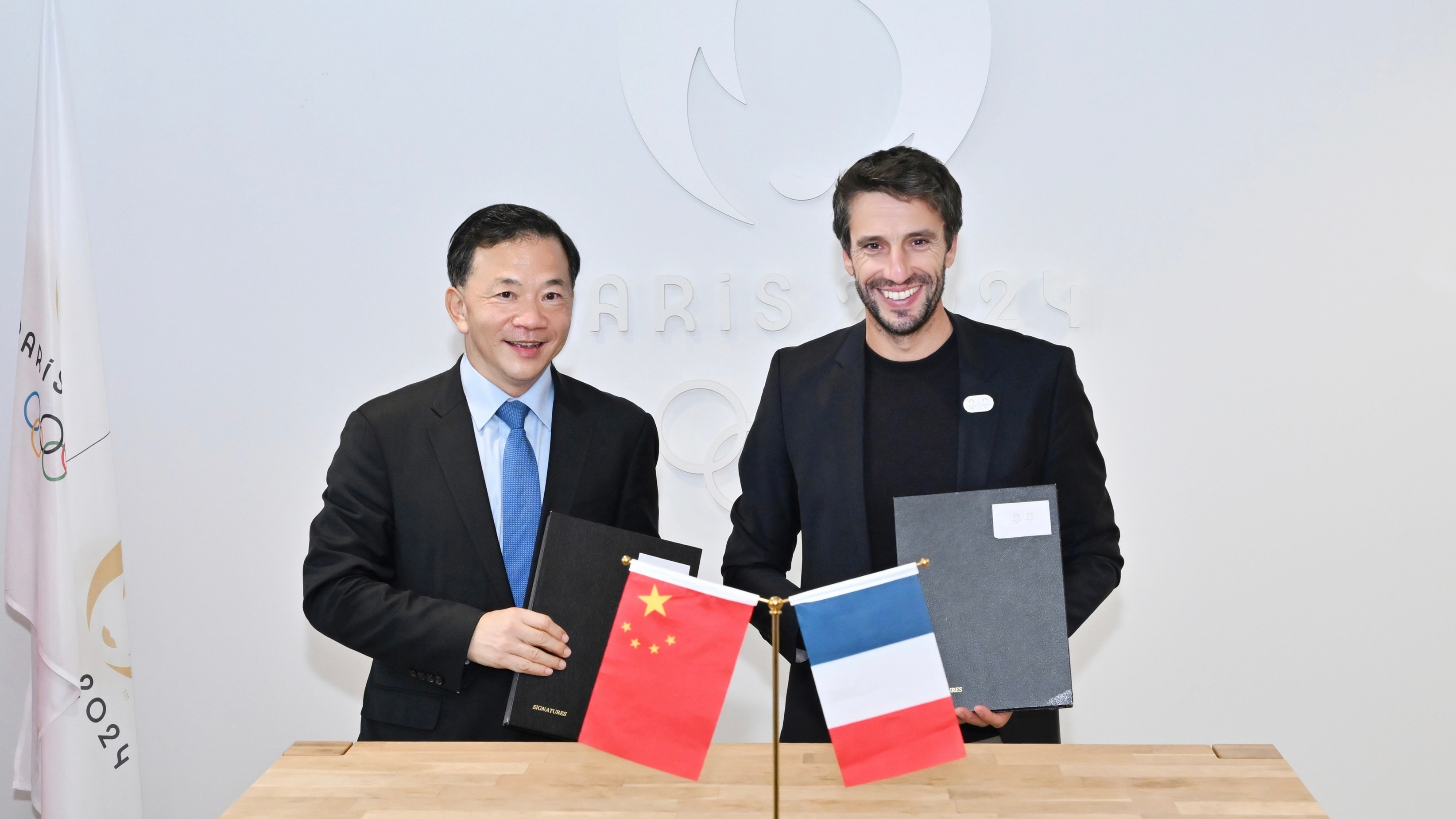 Shen Haixiong (L), CMG:n presidentti, ja Tony Estanguet, Pariisin vuoden 2024 olympia- ja paralympialaisten järjestelykomitean puheenjohtaja, allekirjoittivat yhdessä molempien osapuolten puolesta yhteistyöpöytäkirjan Pariisissa, Ranskassa, 23. lokakuuta 2023. /CMG