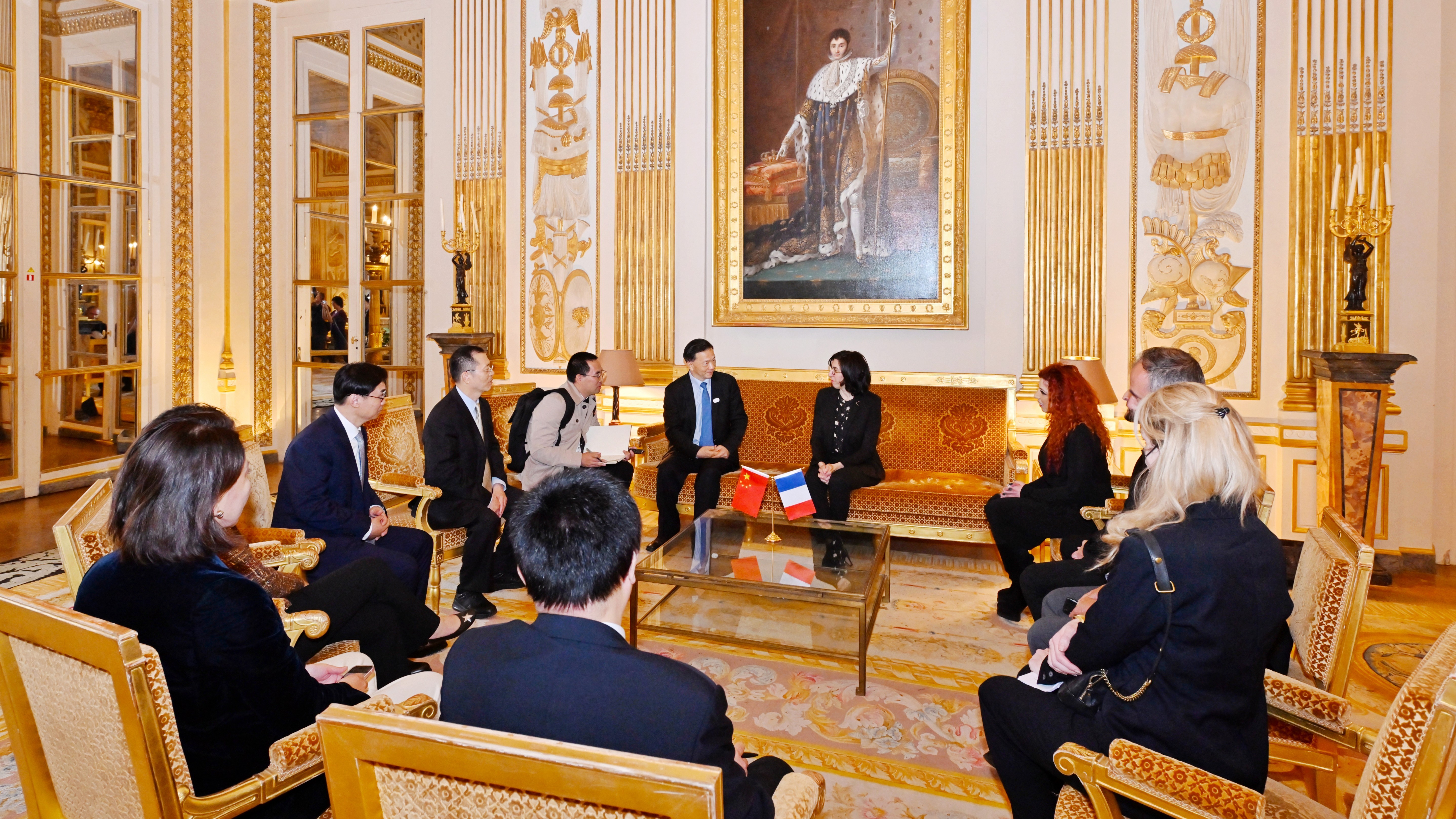 Shen Haixiong (kesk. L), China Media Groupin puheenjohtaja tapaa Ranskan kulttuuriministerin Rima Abdul-Malakin (kesk. R) Louvre-museossa Pariisissa, Ranskassa, 23. lokakuuta 2023. /CMG